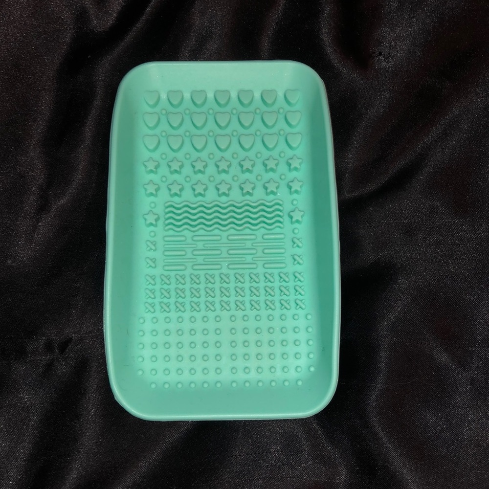 Makeup Brush and Beauty Blender Cleaning Palette